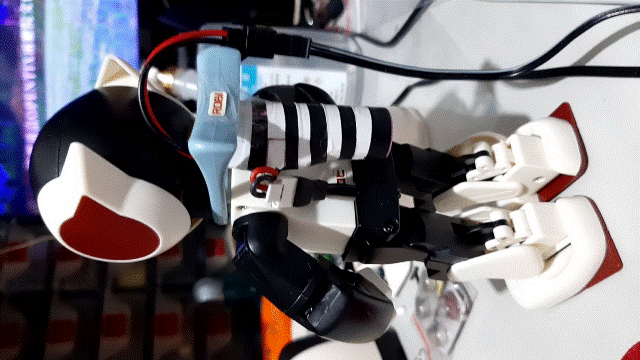 Robi_2足步行組立式2022.12.22_21_焊接電池插頭~~~最後再使用黑色及白色電工膠帶裝飾條紋~~.gif
