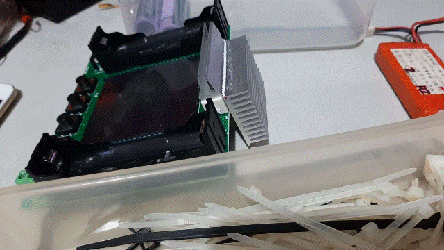 XH-M239鋰電池容量測試儀_03_散熱片緊貼放電水泥電阻_然後轉九十度角(朝向機板下方_側視圖)