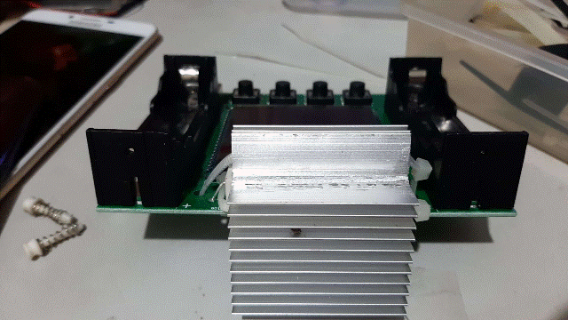 XH-M239鋰電池容量測試儀_05_散熱片轉九十度角(後視圖)