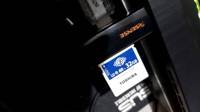 Toshiba_Flash_Air_WiFi_SD_SDHC_32GB(W04)：03_插入USB讀取.gif