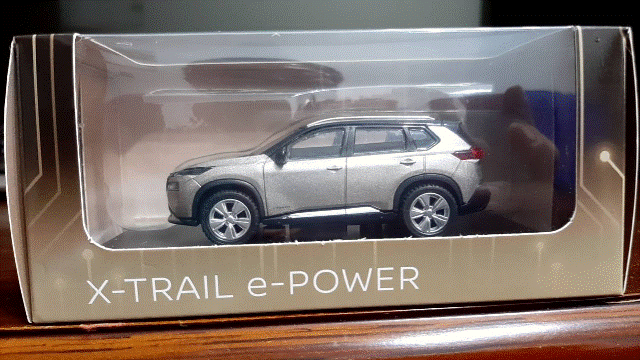 NISSAN_X-TRAIL e-POWER合金迴力車_1_紅利精品14,800 點_顏色：黑頂原力灰_外包裝.gif