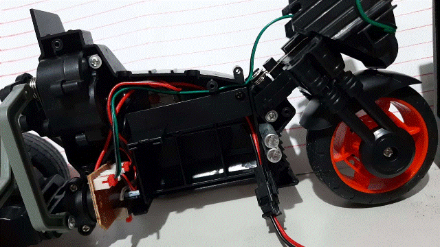 三輪競技遙控車改造_02_構思坐墊往後移位至何處？.gif
