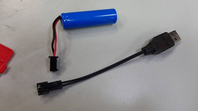 智能手勢感應扭變車5=車子本身的充電電池是使用USB充電.gif