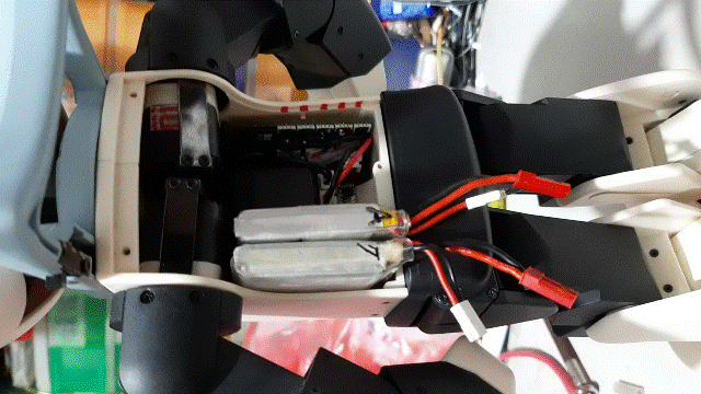 Robi2022.11.26_2_電池準備使用鋰聚合物電池Li-Polymer_3.7V_760mAh兩顆(尺寸相當=應該可以？！).gif