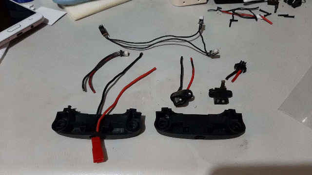 Robi2022.12.25_01_思考是否要改變Robi原有髖部下方兩蕊充電孔？？？