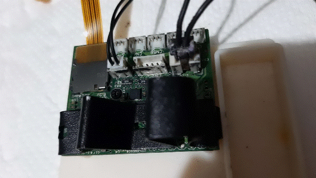 Robi2022.12.31_3_最後確認臨時散熱片兩個末端稍微折倒勾，可以防止位移，避免短路